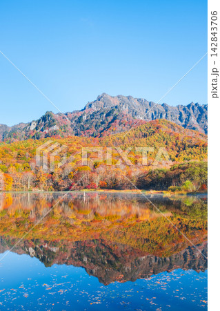 鏡池と戸隠山(秋) 鏡池と戸隠山(秋) 142843706