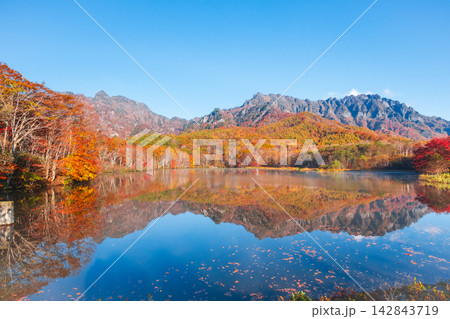 鏡池と戸隠山(秋) 鏡池と戸隠山(秋) 142843719