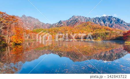 鏡池と戸隠山（秋） 142843722