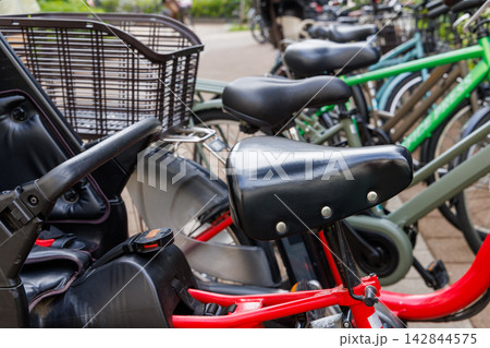 駐輪場に駐輪する自転車 駐輪場に駐輪する自転車 142844575