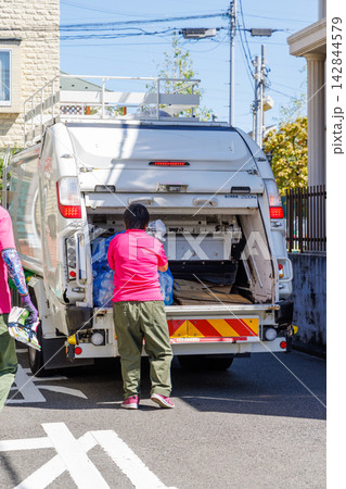自治体のゴミ収集車による地域住民の生活ゴミの回収 自治体のゴミ収集車による地域住民の生活ゴミの回収 142844579