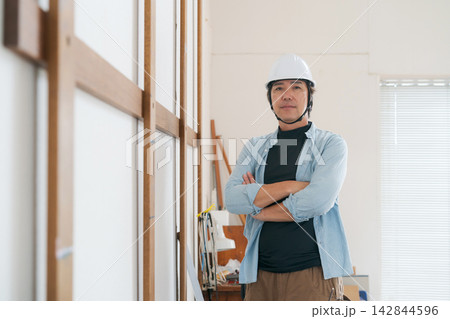 建築現場で働く作業員 142844596