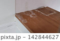 水漏れや結露により木製台に発生したシミとカビの被害 142844627