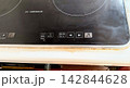 IHクッキングヒーターのフチ・隙間にこびりついた油汚れと焦げ付き 142844628