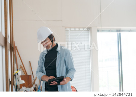 室内の点検をする作業員 室内の点検をする作業員 142844721