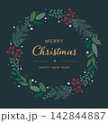 クリスマスリースと植物の濃緑背景カード ベクターイラスト 142844887