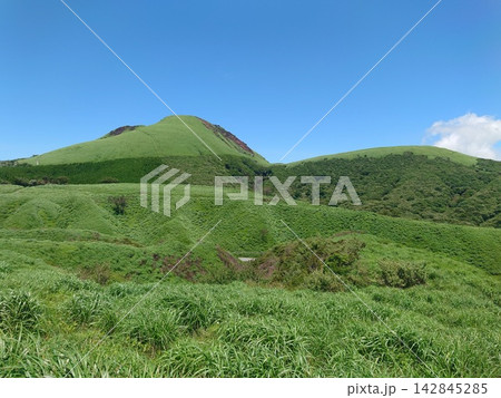 緑豊かな阿蘇の草千里周辺の風景 142845285