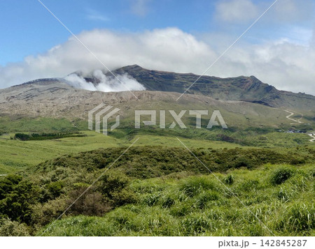 緑豊かな阿蘇の草千里周辺の風景 緑豊かな阿蘇の草千里周辺の風景 142845287