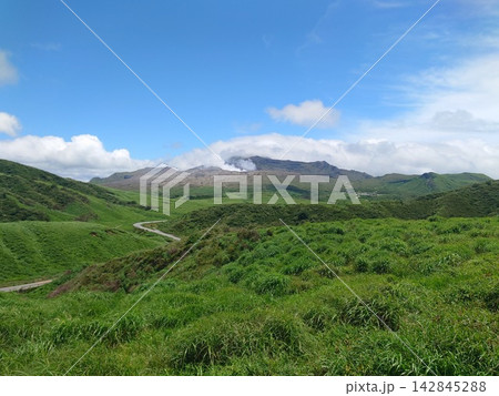 緑豊かな阿蘇の草千里周辺の風景 142845288