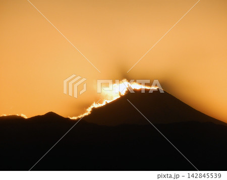 新宿から見た冬の夕暮れの富士山のシルエット 新宿から見た冬の夕暮れの富士山のシルエット 142845539