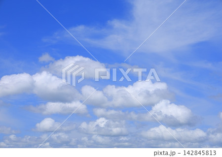 青空に浮かぶ雲 142845813
