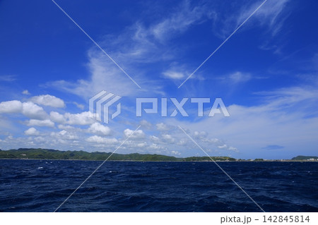 青空に浮かぶ雲 142845814