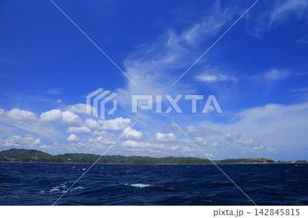 青空に浮かぶ雲 142845815