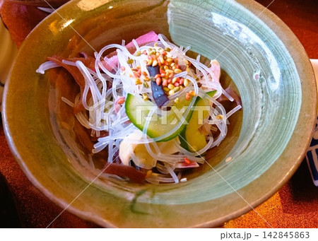 お皿に盛り付けた和食料理 お皿に盛り付けた和食料理 142845863
