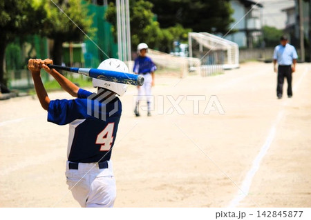 野球のバッターが打席でスウィングした後の少年のタグ 野球のバッターが打席でスウィングした後の少年のタグ 142845877