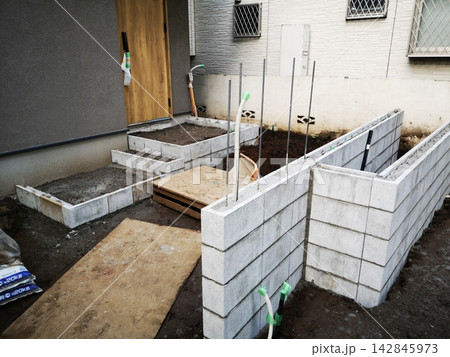 建設中の新築住宅の玄関回り 建設中の新築住宅の玄関回り 142845973