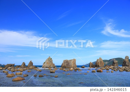 橋杭岩のある海岸 142846015