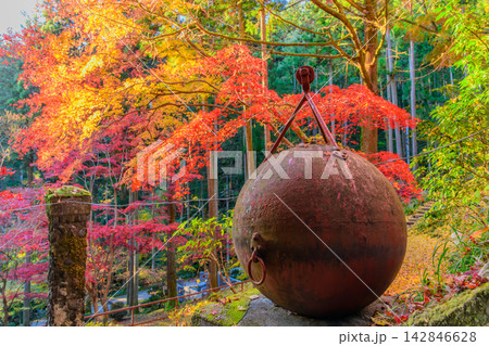秩父御嶽神社の境内にある東郷公園で美しく色付いた紅葉の木々を背景に展示された水雷を捉えた秋の風景 秩父御嶽神社の境内にある東郷公園で美しく色付いた紅葉の木々を背景に展示された水雷を捉えた秋の風景 142846628