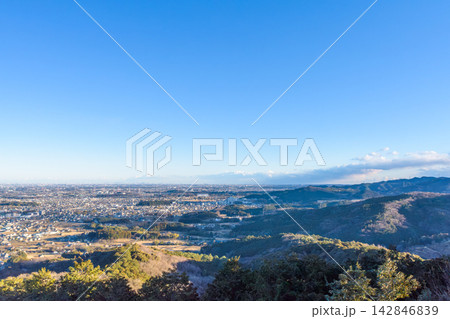 西山高取山頂の丸太ベンチから望む越生町と関東平野の絶景 西山高取山頂の丸太ベンチから望む越生町と関東平野の絶景 142846839