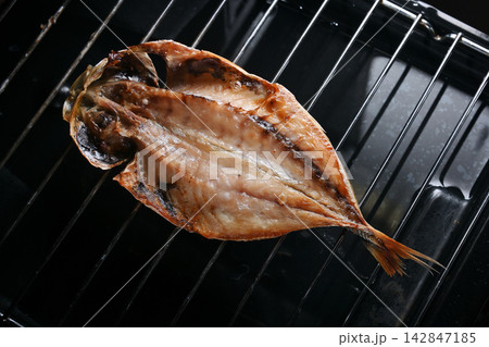 アジの開き 魚焼きグリル 鯵の干物 アジの開き 魚焼きグリル 鯵の干物 142847185
