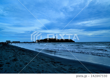 曇り空の片瀬西浜鵠沼海水浴場から江の島　湘南海岸 142847330