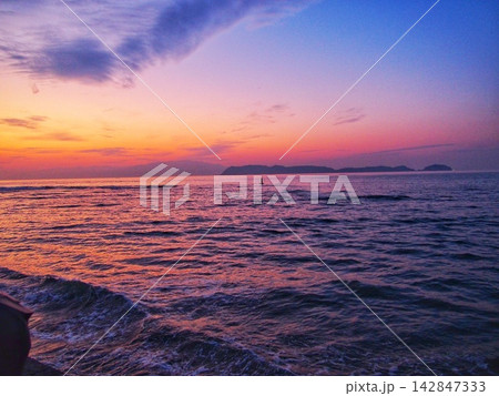 水平線に広がる海と夕焼けとマジックアワー 水平線に広がる海と夕焼けとマジックアワー 142847333