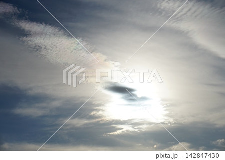 太陽と雲のある風景 太陽と雲のある風景 142847430