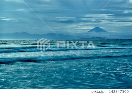 曇り空 夕刻の江の島 片瀬西浜・鵠沼海岸から観る富士山 長秒撮影 142847500