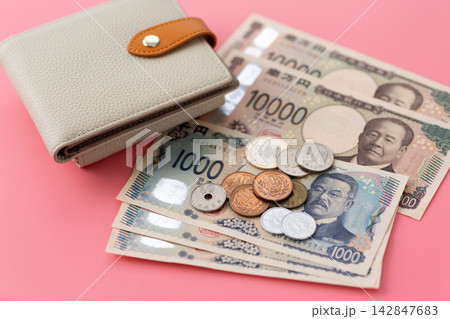 女性物の財布とお金　ピンクバック 142847683