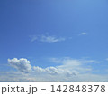 青空に浮かぶ白い雲 142848378