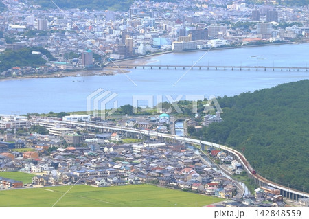 鏡山展望台より望む東唐津駅(佐賀県唐津市) 鏡山展望台より望む東唐津駅(佐賀県唐津市) 142848559