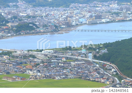 鏡山展望台より望む東唐津駅(佐賀県唐津市) 鏡山展望台より望む東唐津駅(佐賀県唐津市) 142848561