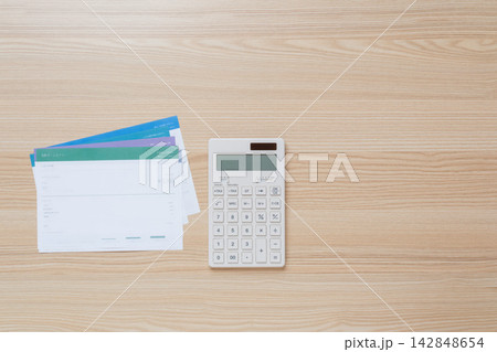 光熱費の請求書と電卓を並べた家計管理・生活費イメージ コピースペース 光熱費の請求書と電卓を並べた家計管理・生活費イメージ コピースペース 142848654