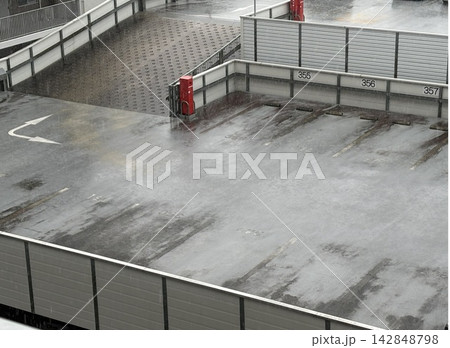 雨に濡れた立体駐車場の風景・無機質なコンクリート空間 142848798