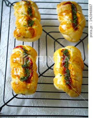 ウィンナーロールパン焼き立て ウィンナーロールパン焼き立て 142848887