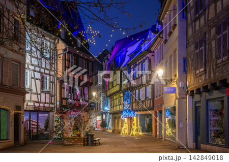 フランス・コルマール、色鮮やかなイルミネーションとクリスマス装飾で彩られた美しい街並みと夜景 フランス・コルマール、色鮮やかなイルミネーションとクリスマス装飾で彩られた美しい街並みと夜景 142849018