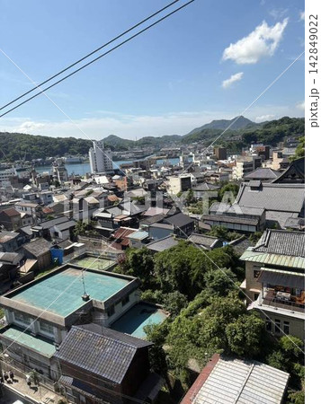 山と海に囲まれた港町の街並み 山と海に囲まれた港町の街並み 142849022