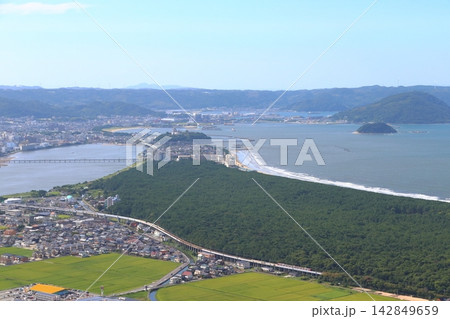 鏡山展望台より望む東唐津駅と筑肥線(佐賀県唐津市) 鏡山展望台より望む東唐津駅と筑肥線(佐賀県唐津市) 142849659