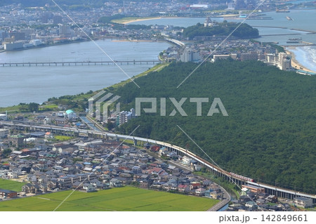 鏡山展望台より望む東唐津駅と筑肥線（佐賀県唐津市） 142849661
