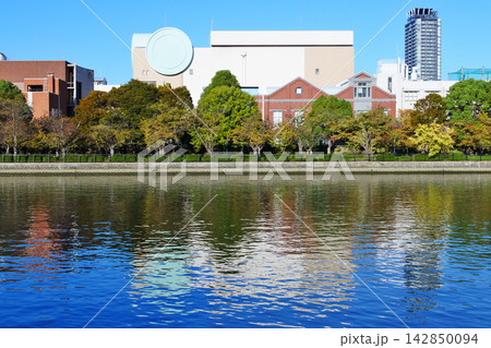 淀川河川公園の秋の情景　大阪造幣局 142850094