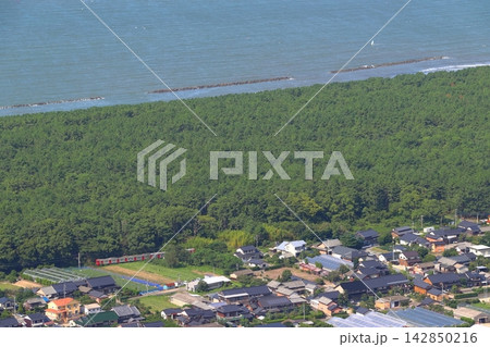 鏡山展望台より望む虹の松原と筑肥線(佐賀県唐津市) 鏡山展望台より望む虹の松原と筑肥線(佐賀県唐津市) 142850216