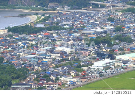 鏡山展望台より望む浜崎エリアと筑肥線(佐賀県唐津市) 鏡山展望台より望む浜崎エリアと筑肥線(佐賀県唐津市) 142850512