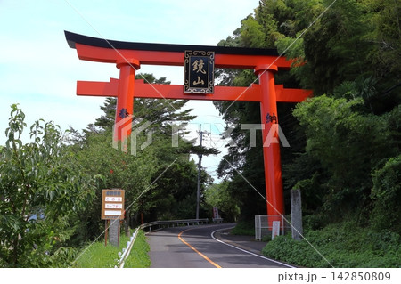 鏡山展望台:鏡山公園線と大鳥居(佐賀県唐津市) 鏡山展望台:鏡山公園線と大鳥居(佐賀県唐津市) 142850809