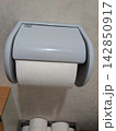 トイレットペーパー 142850917