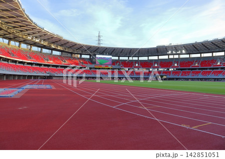スタジアムのコート 100m走と走り幅跳び (パロマ瑞穂スタジアム) スタジアムのコート 100m走と走り幅跳び (パロマ瑞穂スタジアム) 142851051