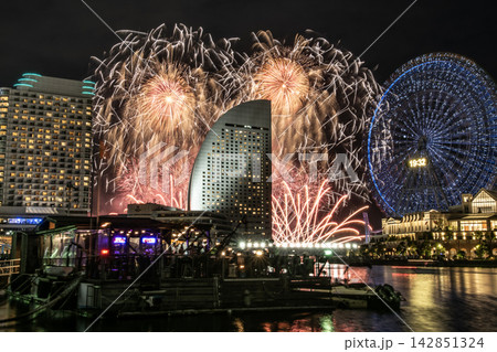みなとみらいスマートフェスティバル　花火打上風景 142851324