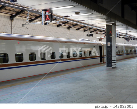 東京駅に停車している北陸新幹線の電車 142852003