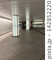 光の柱が並ぶ地下通路 142852220