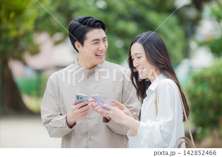 散歩する若い夫婦 散歩する若い夫婦 142852466