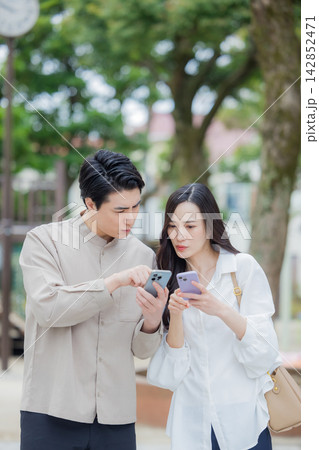 散歩する若い夫婦 散歩する若い夫婦 142852471